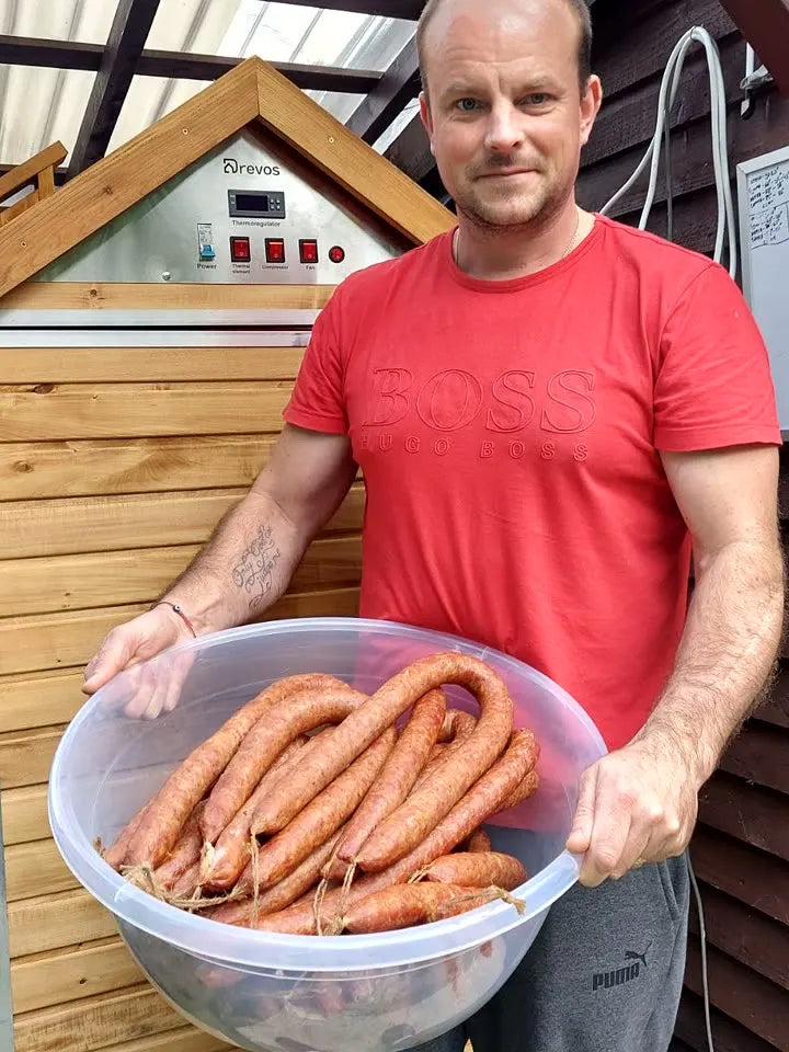 Inhaber mit Würstchen – Heißräuchern, Räucherofen DREVOS Big