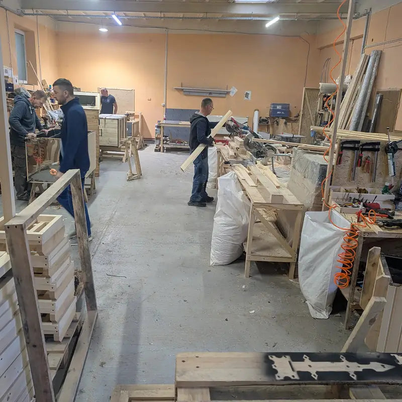 Produktionshalle – Montage der Räucherofengehäuse