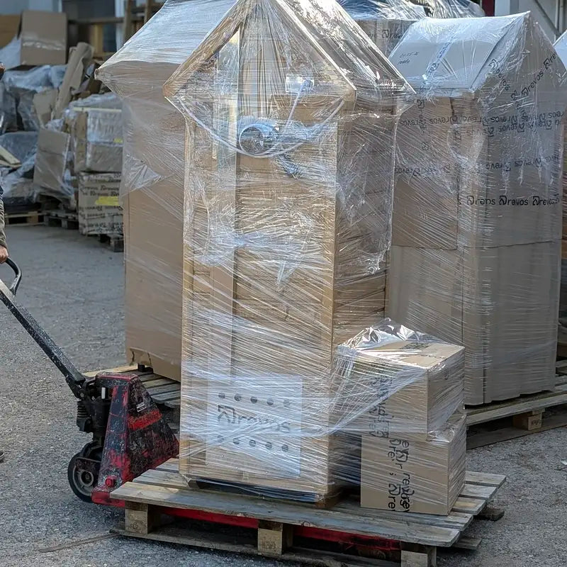 Verpackte Paletten zur Abholung bereit