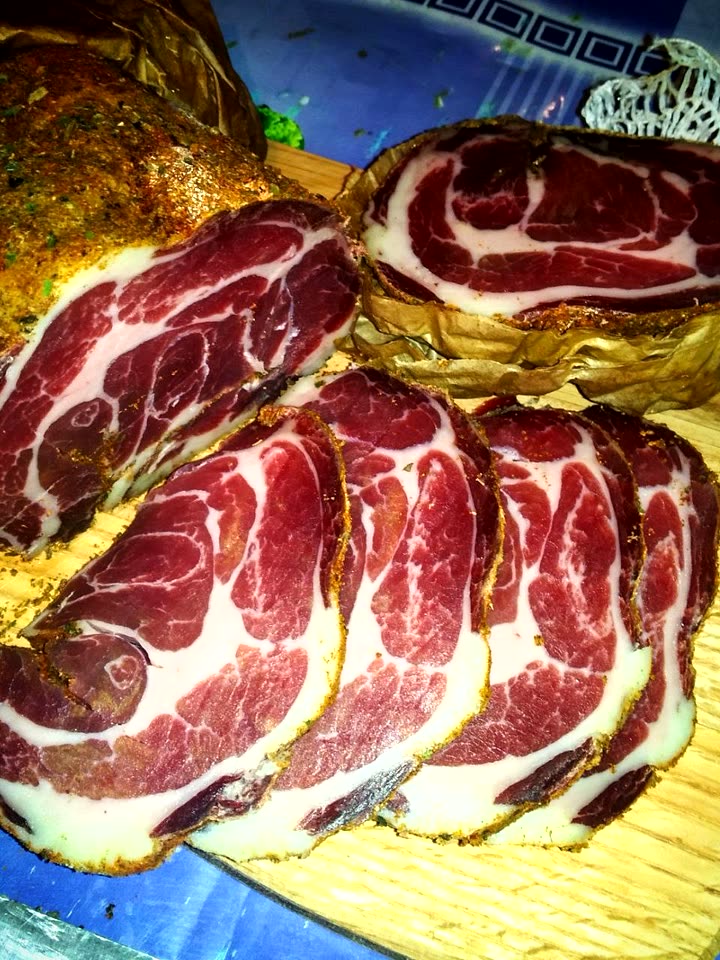 Geräuchertes Fleisch aufschneiden zum Servieren, DREVOS Family