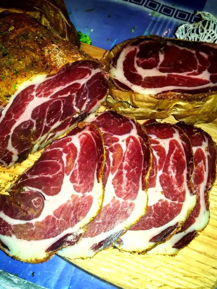 Geräuchertes Fleisch aufschneiden zum Servieren, DREVOS Family