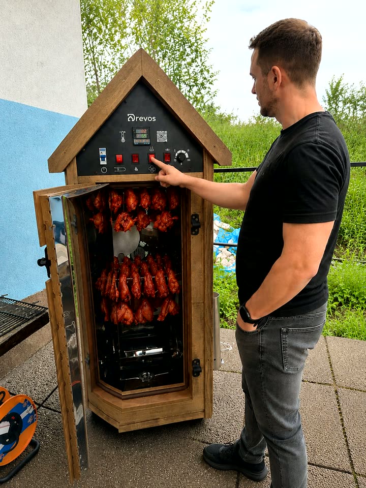 Kunde am Räucherofen DREVOS Family mit voller Wurstbeladung