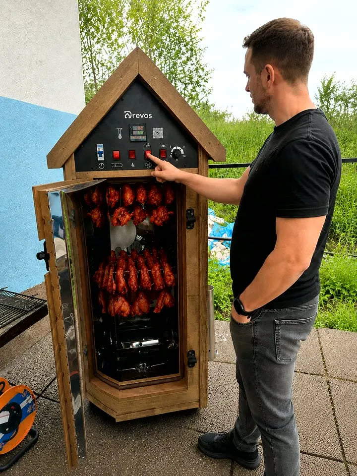 Kunde am Räucherofen DREVOS Family mit voller Wurstbeladung
