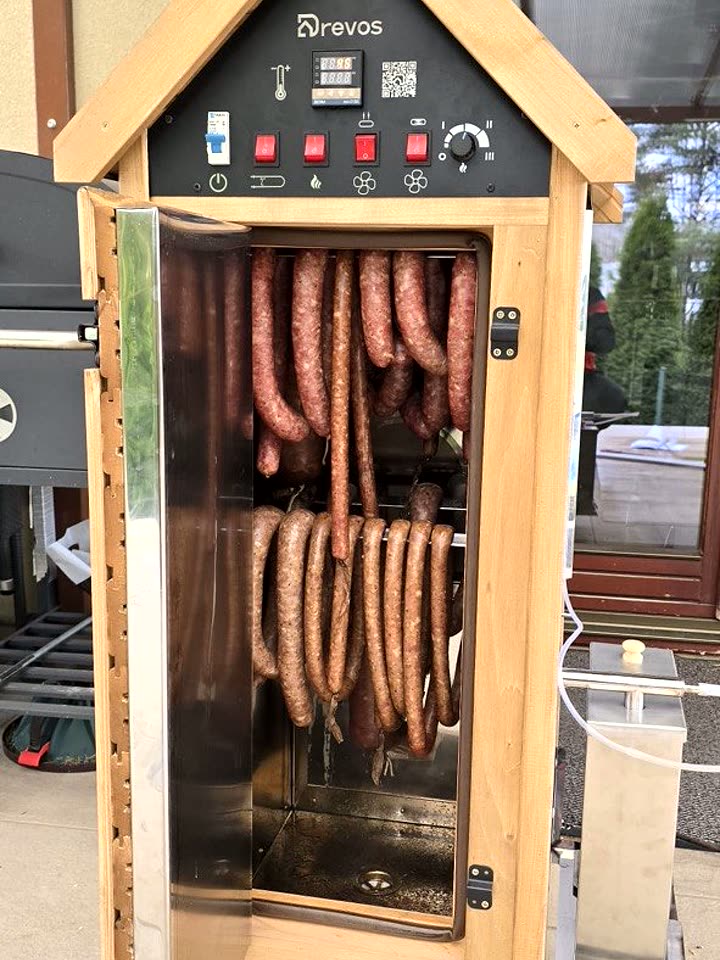Würste und Sardellen im Räucherofen DREVOS Family