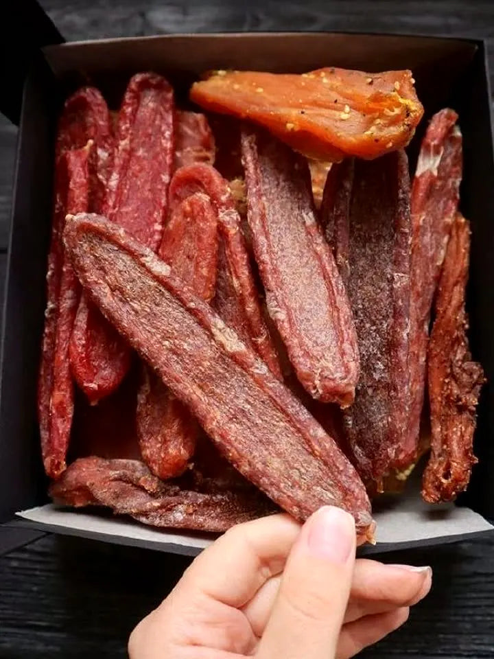 Tablett mit aufgeschnittenem geräuchertem Fleisch, Räucherofen DREVOS Family