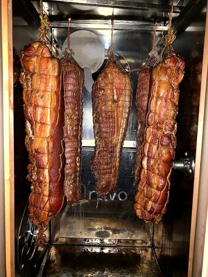 Tablett mit aufgeschnittenem geräuchertem Fleisch, Räucherofen DREVOS Mini
