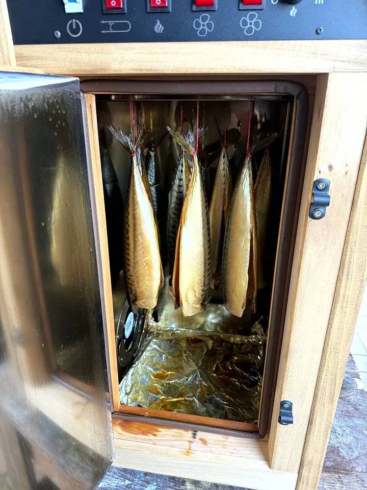 Geräucherte Makrele zum Servieren mit Zitrone und Kräutern, DREVOS Mini