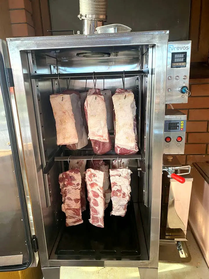 Fleisch in der Kammer — Heißräuchern, Räucherkammer DREVOS Smoke Chamber 25