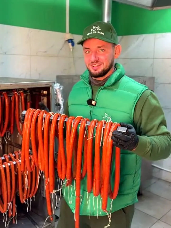 Inhaber mit Würstchen – Heißräuchern, Räucherkammer DREVOS Smoke Chamber 50